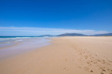 manzara sahil güzel kumlu büyük ve yalnız Beach Los mızrak, Tarifa, Cadiz, Endülüs, İspanya