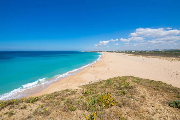 在西班牙巴尔巴提 加的斯 安达卢西亚 萨哈拉 西班牙 在特拉法加灯塔美丽的野生海滩 也被称为扎霍拉或卡拉伊莎贝尔 的美丽海滩上 — 图库照片