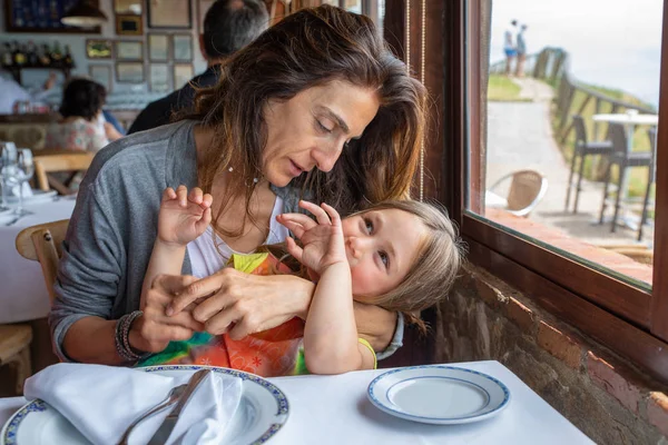 Dört Yıl Yaşlı Sarışın Kız Gülerek Mutlu Bir Restoranda Oturan — Stok fotoğraf