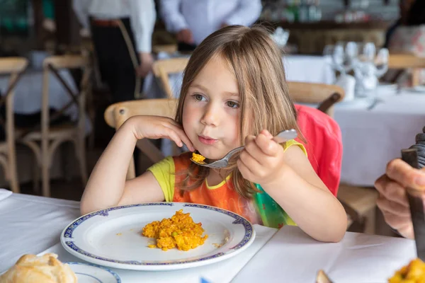 Porträt Eines Vierjährigen Blonden Süßen Mädchens Das Reis Auf Gabel — Stockfoto