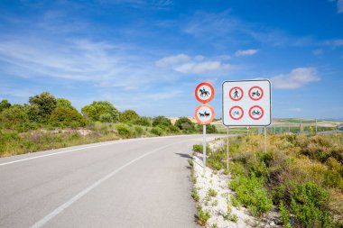 gösterilen işareti önce sürücü İspanya, Europe yalnız Road karayolu üzerinde araç sembolleri (yaya, traktör, karavan, Bisiklet, motosiklet, at) yasaktır