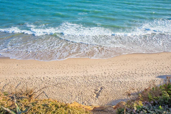 Powyżej Widok Linii Morza Wody Ocean Fale Wielu Śladów Piaszczystej — Zdjęcie stockowe