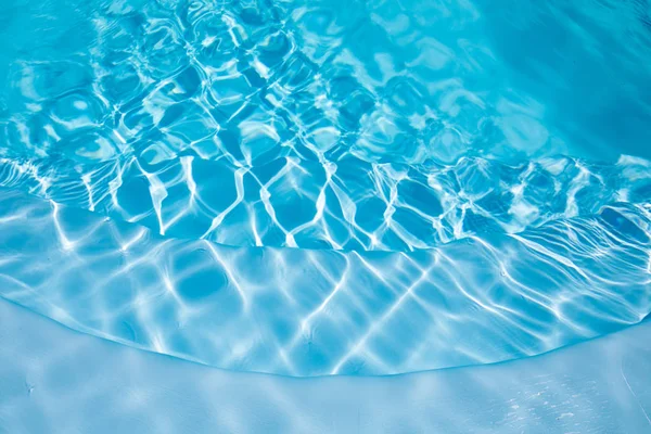 背景楼梯内游泳池与蓝色透明的水振动与波纹 — 图库照片