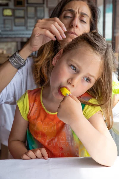 Quatro Anos Idade Loira Pouco Bonito Menina Comer Gelo Alegre — Fotografia de Stock