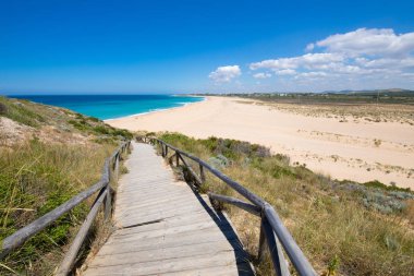 Ayrıca Cape Trafalgar, plaj aşağı korkuluk ile ahşap rampa Zahora veya Cala Isabel, Barbate, Cadiz, Endülüs, İspanya bilinen