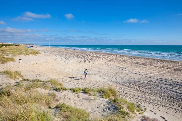 Strand Barrosa Mit Einem Vierjährigen Mädchen Und Ihrer Mutter Die — Stockfoto