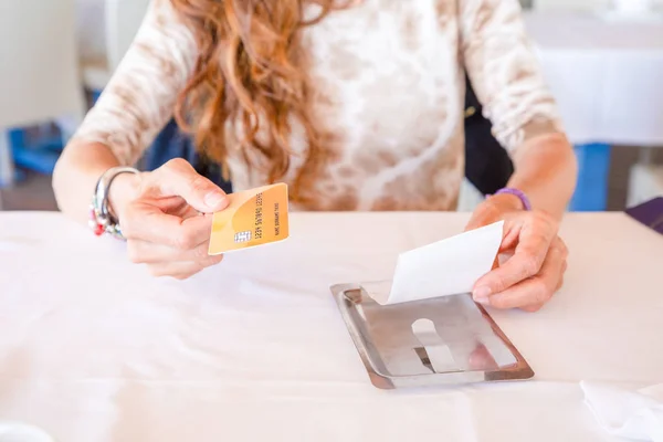 Detail Einer Frau Die Restaurantrechnung Mit Kreditkarte Bezahlt — Stockfoto