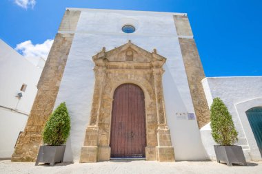 açık kapı XVI. yüzyıl ve Rönesans tarzı sanat, şehirdeki kamu anıt Conception Kilisesi'nin cephe Vejer de la Frontera Cadiz (Endülüs, İspanya, Avrupa içinde adlı)
