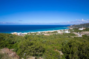 Alman plaj ve dağ, Zahara de los Atunes Köyü (Cadiz, Endülüs, İspanya üzerinden Cape Plata peyzaj)