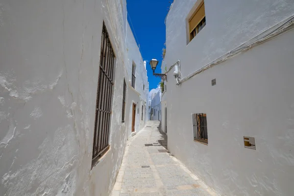 Tiro Horizontal Rua Pedestre Estreita Casas Brancas Típicas Aldeia Andaluza — Fotografia de Stock