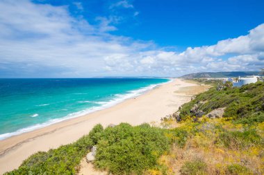 büyük Atlanterra plaj, Zahara de los Atunes village (Cadiz, Endülüs, İspanya yakınındaki Cape Plata, dağın tepesine görünümünü yukarıda)