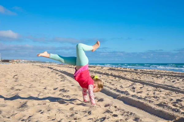 Menina Quatro Anos Tentando Fazer Suporte Salto Mortal Praia Areia — Fotografia de Stock