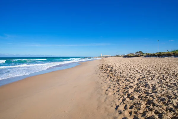 海边美丽而孤独的帕尔马海滩与沙子 绿松石海水和古塔在地平线上 Vejer 西班牙安达卢西亚加的斯 — 图库照片