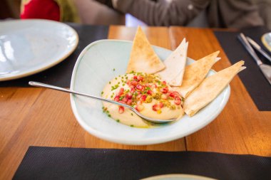 Humus nar meyve ve Pide güzel tabak, kaşık masaya hizmet vermeye hazır Arapça ekmek ile