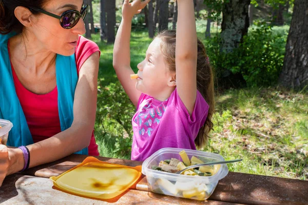 Engraçado Menina Loira Quatro Anos Fazendo Diversão Brincando Com Macarrão — Fotografia de Stock