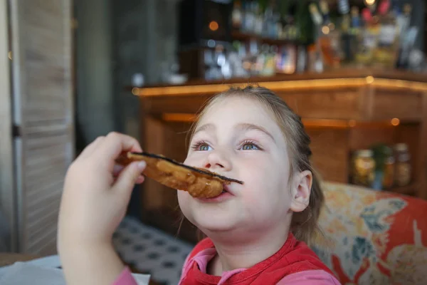 Retrato Menina Loira Quatro Anos Comendo Mordendo Fatia Berinjela Frita — Fotografia de Stock