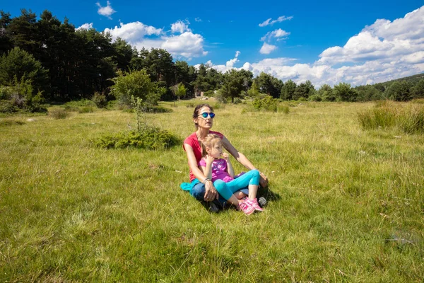 Lilla Dotter Fyra Gammal Flicka Vila Sitter Hennes Mor Ben — Stockfoto