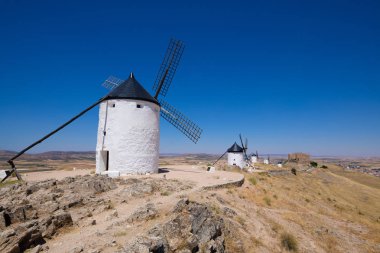 Klasik rüzgar değirmenleri ve Consuegra Town (Toledo, Castilla La Mancha, İspanya) eski kale. On dokuzuncu yüzyıl onaltıncı inşa. Tipik Kişot arazi ve onun kitabı