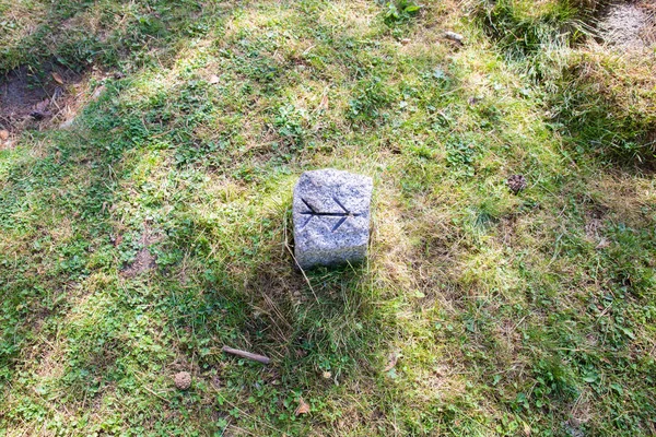 Flecha Doble Esculpida Una Piedra Para Señalar Camino Sendero Para —  Fotos de Stock