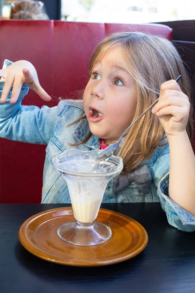 Porträt Eines Fünfjährigen Blonden Kindes Mit Blauer Jeansjacke Das Auf — Stockfoto