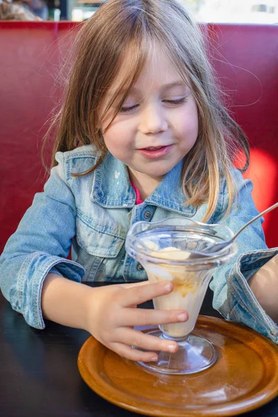 Porträt Eines Fünfjährigen Blonden Kindes Mit Blauer Jeansjacke Das Einem — Stockfoto
