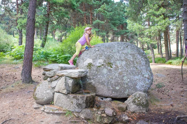 Niña Rubia Cinco Años Trepando Sobre Una Gran Roca Sobre — Foto de Stock