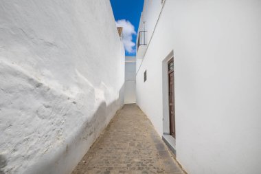 yaya sokakta çok daraltma: tipik Arapça Beyaz ile ünlü Endülüs tarihi kent evleri, Vejer de la Frontera (Cadiz, Endülüs, İspanya, Avrupa adlı)
