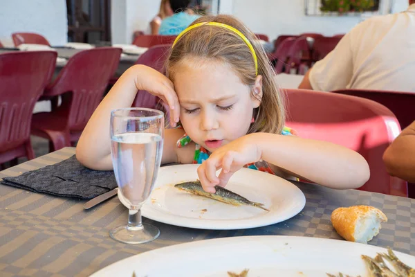 Retrato Menina Loira Cinco Anos Com Diadema Comendo Peixe Cozido — Fotografia de Stock