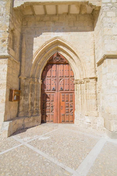 11世纪至十六世纪圣米格尔大学 圣迈克尔 的木门 位于西班牙帕伦西亚 卡斯蒂利亚莱昂的安普迪亚村 — 图库照片