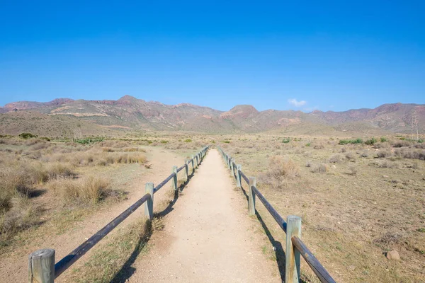 木栏杆之间的人行道 以保护性质的加塔角自然公园 卡波德加塔在西班牙 野生和著名的旅游目的地在阿尔梅里亚 尼贾尔 安达卢西亚 西班牙 — 图库照片