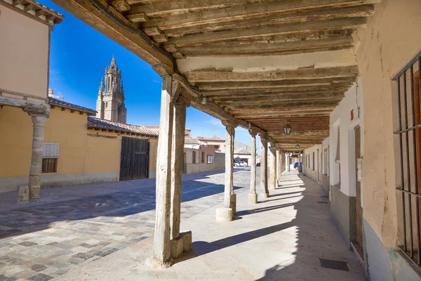 Arcaded Edifícios Rua Medieval Marco Monumento Século Xvii Torre Igreja — Fotografia de Stock