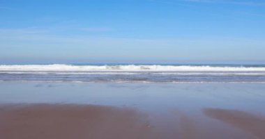 Ribadesella, Asturias, İspanya, Avrupa yanında Vega Beach sahil kumkanadenizi. 4k hareketli video