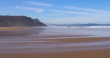 Deniz kıyısı Vega Beach, Ribadesella, Asturias, İspanya, Avrupa'nın kumları üzerinde yürüyen Pov