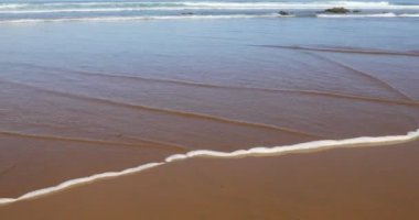 Dalga sahil kum Beach üzerinde köpük ile su. 4k video hareket. 