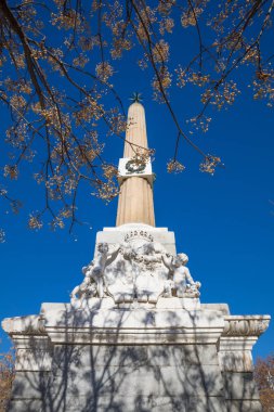 Arganzuela dikili ağaç ile taş