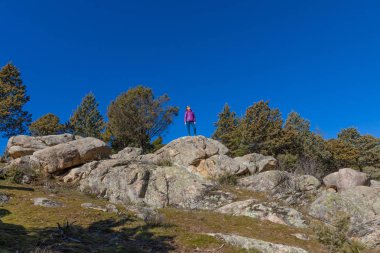 mesafe ayakta mountai kaya üzerine kadında