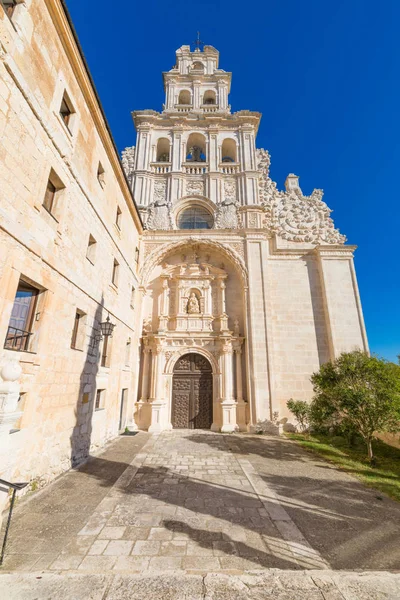 Façade de l'église dans le monastère de Santa Maria de la Vid verticale — Photo