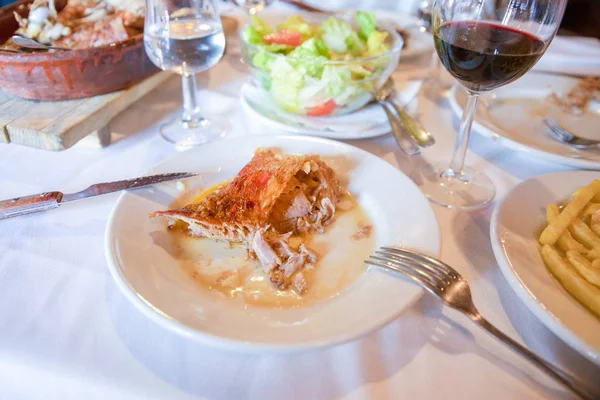 Manger de l'agneau rôti avec salade mixte sur la table du restaurant — Photo