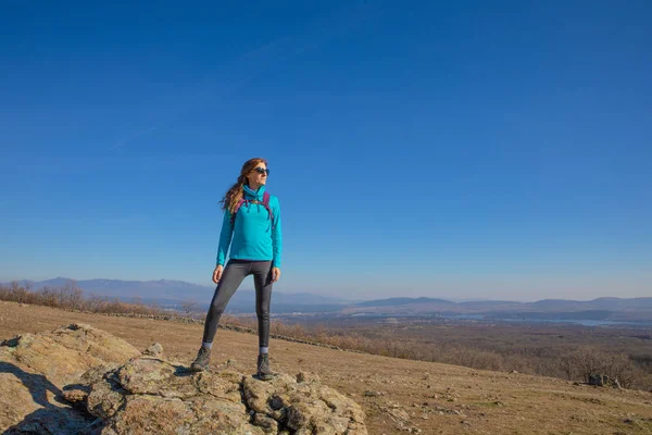 Hiker kvinna stående på rock i Madrid berg — Stockfoto