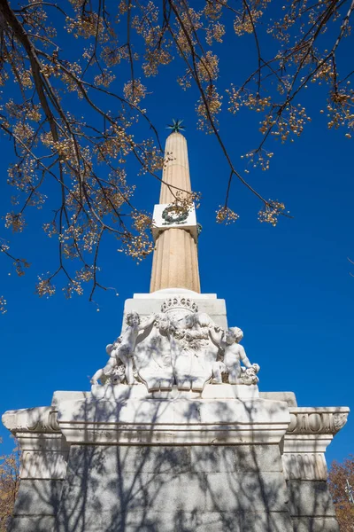 Obelisk Arganzuela z drzewa — Zdjęcie stockowe