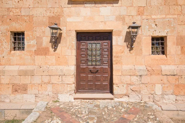 Piccola porta con lanterne in antico edificio — Foto Stock