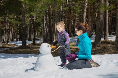 sno annesine kardan adam netx için kol dalı yerleştirerek kız