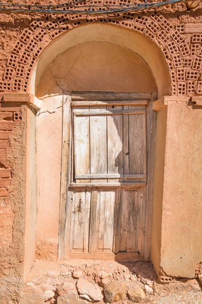 Αρχαία ξύλινη πόρτα του σπιτιού χτισμένη με τούβλα και — Φωτογραφία Αρχείου