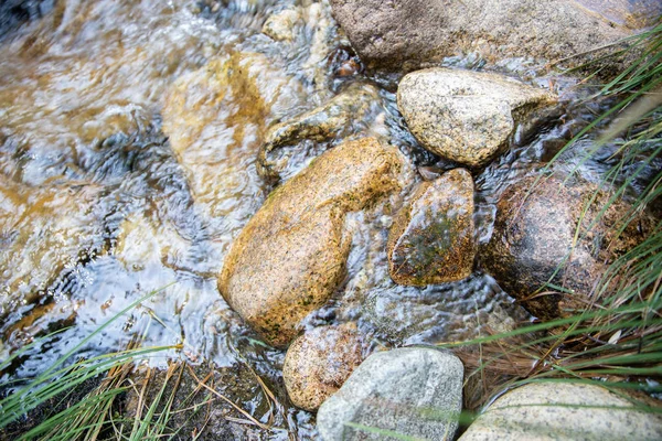 Hermoso detalle de rocas brillantes en lecho de río con agua f —  Fotos de Stock