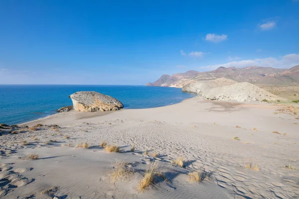Wunderschöner monsul strand von der spitze der düne in cabo de gata natu — Stockfoto