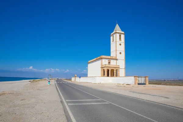 Église de Salinas de Cabo de Gata à côté de la route et de la plage — Photo