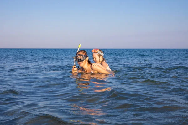 Legrační scéna se ženou a malou holčičkou na potápění s potápěním — Stock fotografie