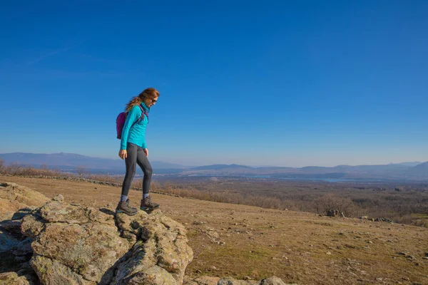 Hiker kobieta chodzenie na skale w Madrycie Góra — Zdjęcie stockowe