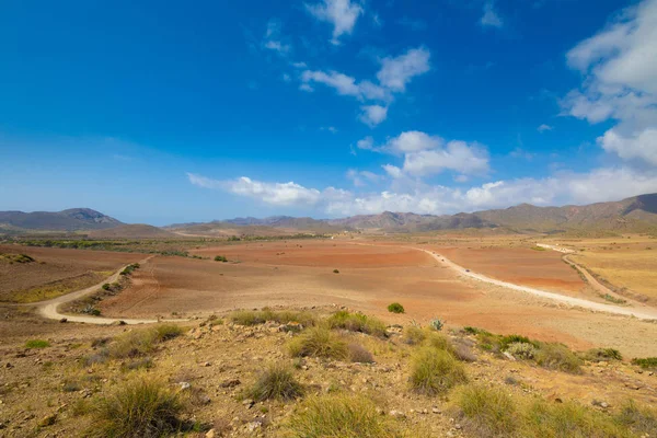 Paisaje de campos y horizonte con cielo azul en Gata Cabo Natur — Foto de Stock