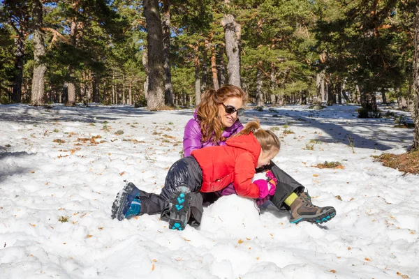 Madre e la sua figlioletta che giocano sulla neve — Foto Stock